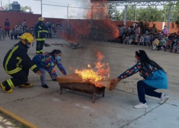 Realiza bomberos acciones de proximidad social en instituciones educativas