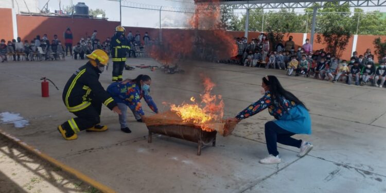 Realiza bomberos acciones de proximidad social en instituciones educativas