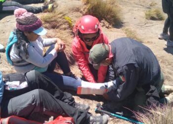 Policía de montaña auxilia a visitantes en la malinche.