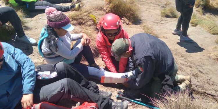 Policía de montaña auxilia a visitantes en la malinche.