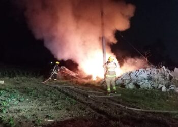Bomberos controlan incendio en terreno baldío de Atlahapa.