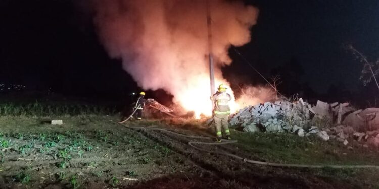 Bomberos controlan incendio en terreno baldío de Atlahapa.