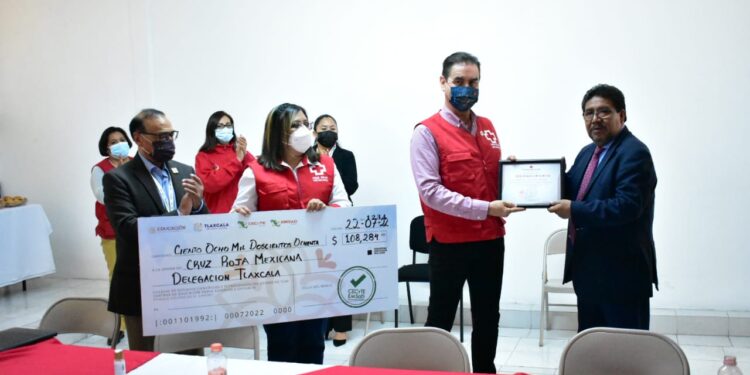 Dona CECYTE-EMSAD más de 100 mil pesos a la cruz roja