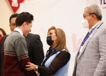 Gobernadora Lorena Cuéllar entregó becas Santander a comunidad del COBAT