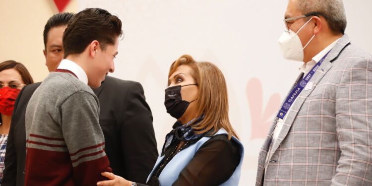 Gobernadora Lorena Cuéllar entregó becas Santander a comunidad del COBAT