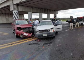 Salvan tripulantes la vida en encontronazo en Xaloztoc.