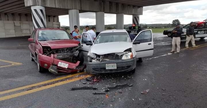 Salvan tripulantes la vida en encontronazo en Xaloztoc.