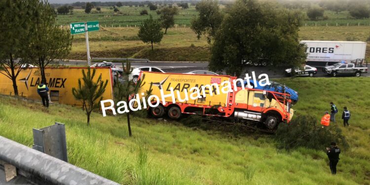 Varios lesionados y múltiples daños materiales deja accidente en la pista Amozoc – Perote.