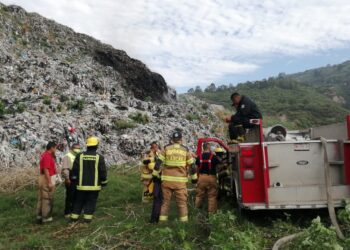 Controlan CEPC y Bomberos incendio en tiradero de basura de Panotla.