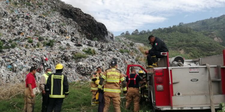 Controlan CEPC y Bomberos incendio en tiradero de basura de Panotla.