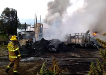 Bomberos de la SSC atienden incendio en planta recicladora