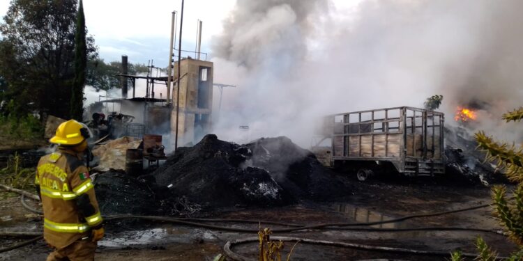 Bomberos de la SSC atienden incendio en planta recicladora
