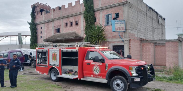 Atiende bomberos de SSC incendio en anexo de Chiautempan