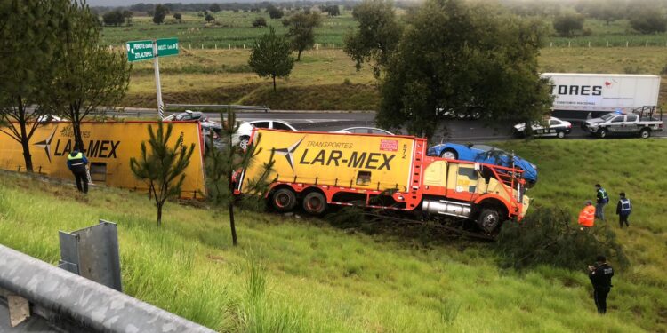Varios lesionados y múltiples daños materiales deja accidente en la pista Amozoc – Perote.