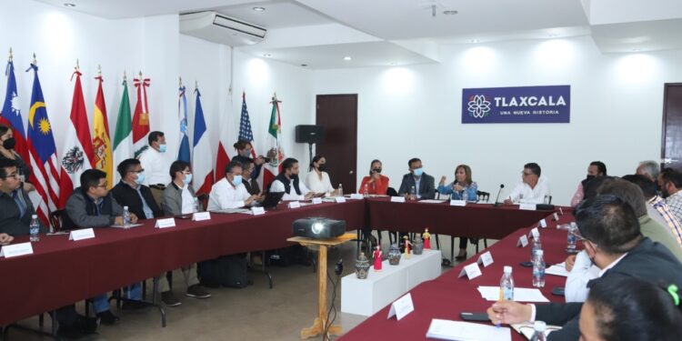 Gobierno del estado y CFE suman esfuerzos para que todos los tlaxcaltecas cuenten con electricidad