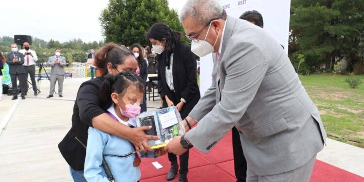Reconoce SEPE-USET a estudiantes triunfadores de la olimpiada del conocimiento infantil 2022 y segunda feria de ciencias