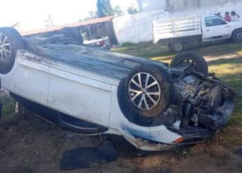 Vuelcan dos vehículos en la misma zona por gravilla suelta en Xaloztoc.