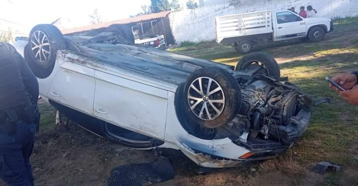 Vuelcan dos vehículos en la misma zona por gravilla suelta en Xaloztoc.
