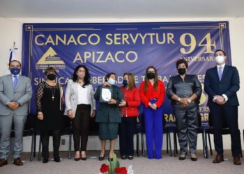 Asistió gobernadora Lorena Cuéllar al 94 aniversario de canaco Apizaco