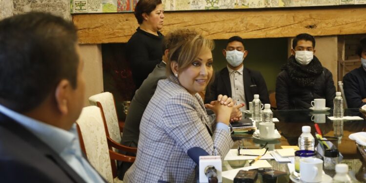 Recibe gobernadora a estudiantes de la UPTREP que participan en programa de movilidad nacional e internacional