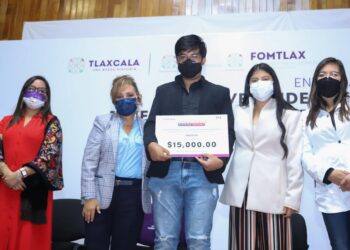 Entregó gobernadora Lorena Cuéllar incentivos económicos a 11 organizaciones juveniles