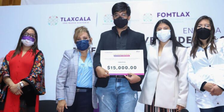 Entregó gobernadora Lorena Cuéllar incentivos económicos a 11 organizaciones juveniles