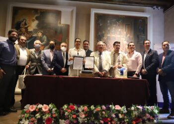 Firmaron SECTUR e IZZI convenio para proveer internet gratuito a lugares turísticos de Tlaxcala