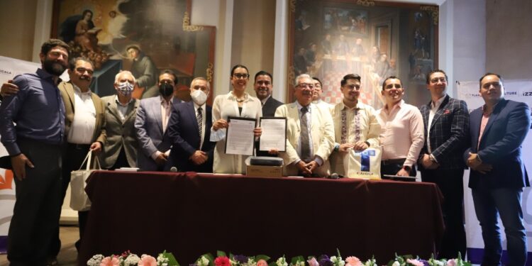 Firmaron SECTUR e IZZI convenio para proveer internet gratuito a lugares turísticos de Tlaxcala