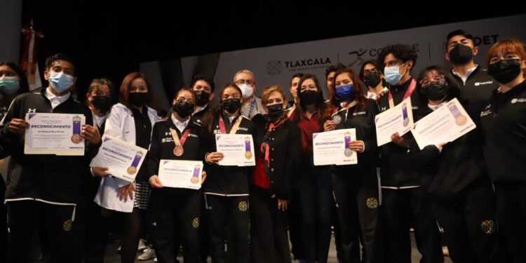 Gobierno estatal otorgó estímulos económicos a medallistas nacionales CONADE 2022