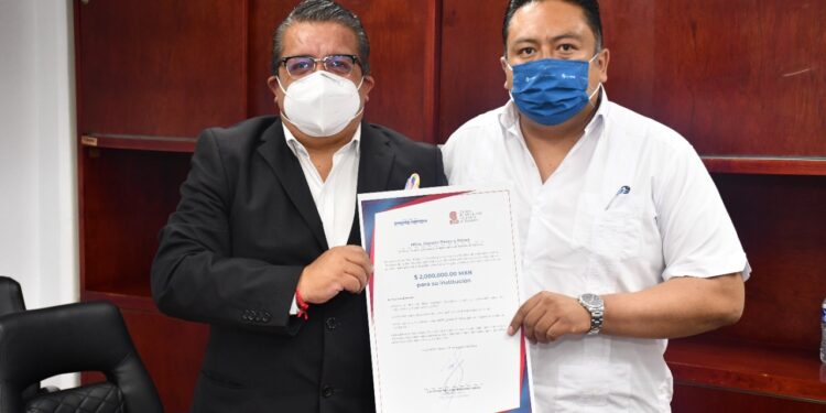 COBAT recibe donativo por el grupo difusión científica