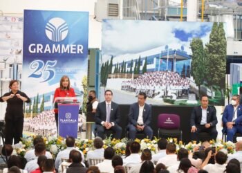 Inauguró gobernadora Lorena Cuéllar línea de producción para mercedes benz en la empresa GRAMMER