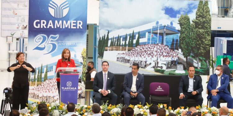 Inauguró gobernadora Lorena Cuéllar línea de producción para mercedes benz en la empresa GRAMMER