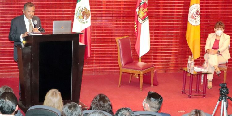 Modelo educativo de la UATx factor de referencia para la formación inicial