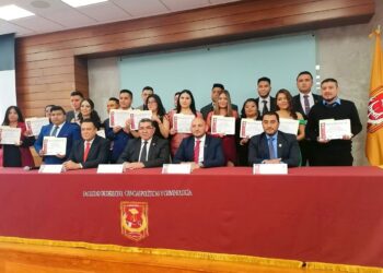 Culminan estudios en Ciencias Políticas y Administración Pública en la UATx