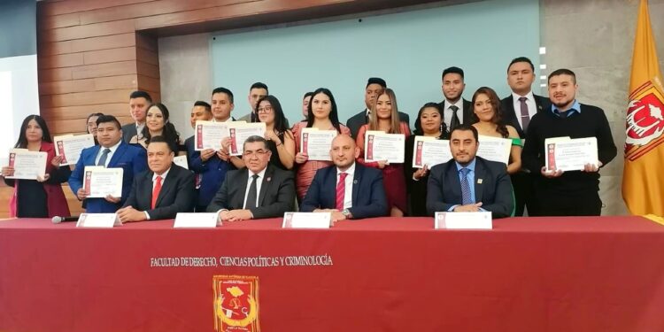 Culminan estudios en Ciencias Políticas y Administración Pública en la UATx