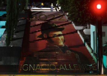 Las escalinatas de los héroes se visten con retratos monumentales