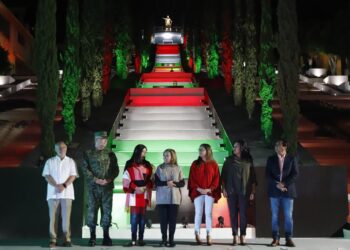 Enciende gobernadora Lorena Cuéllar luces alusivas al mes patrio en escalinatas de los héroes
