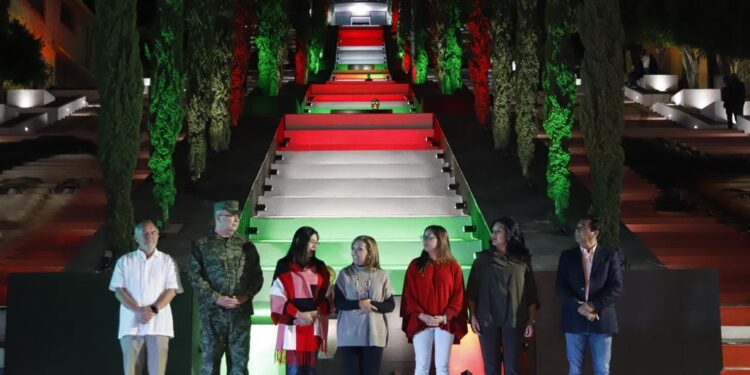 Enciende gobernadora Lorena Cuéllar luces alusivas al mes patrio en escalinatas de los héroes