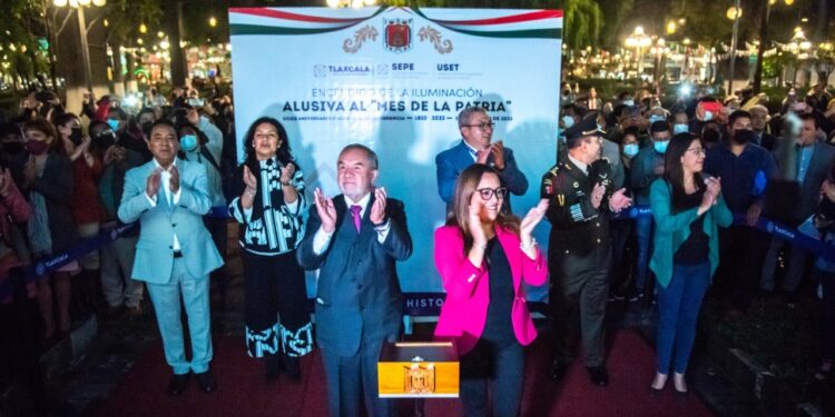 Gobierno del estado enciende iluminación alusiva a las fiestas patrias