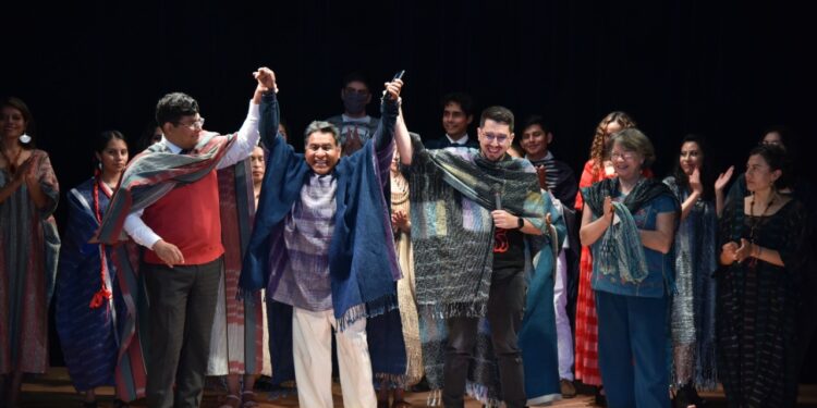 En conferencia y pasarela resaltan el arte textil del estado