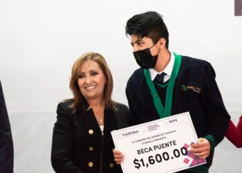 Gobernadora entrega “beca puente” a estudiantes para evitar deserción escolar