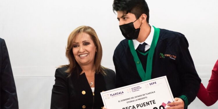 Gobernadora entrega “beca puente” a estudiantes para evitar deserción escolar