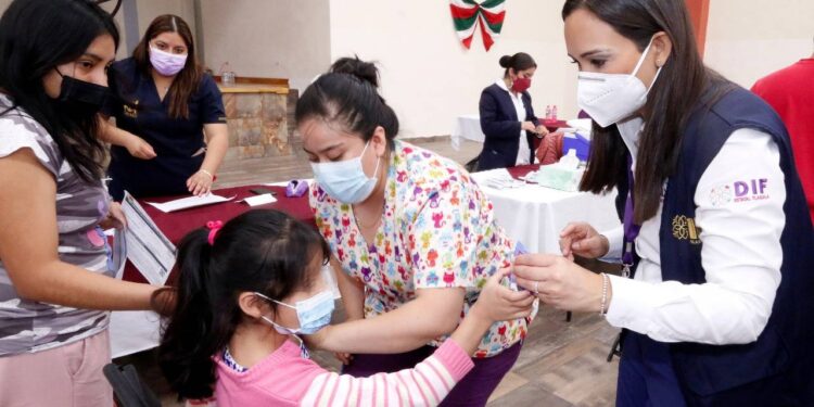 Aplica SEDIF 2 mil vacunas contra covid-19 a niñas, niños y adolescentes