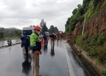 Percances viales y deslizamiento de una ladera, saldo por lluvia en la capital