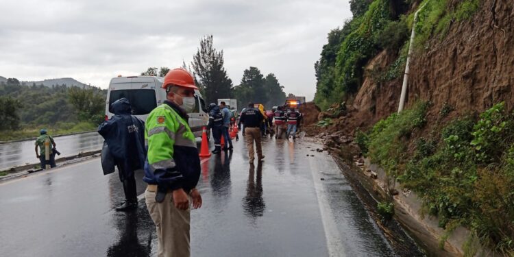 Percances viales y deslizamiento de una ladera, saldo por lluvia en la capital