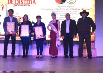 La Peña Taurina Huamantla A.C. entrega reconocimiento a la señora Irma García Izozorbe