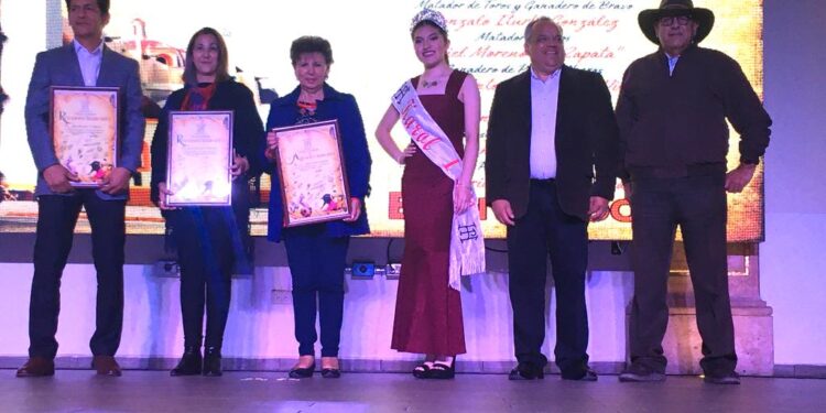 La Peña Taurina Huamantla A.C. entrega reconocimiento a la señora Irma García Izozorbe