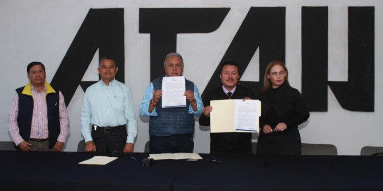 Firman convenio SMyT Y ATAH para otorgar descuento en transporte a estudiantes