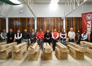Coordinación estatal de regidores del PRI realiza primera entrega de calentadores solares