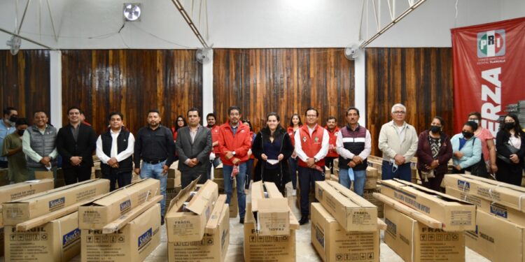Coordinación estatal de regidores del PRI realiza primera entrega de calentadores solares